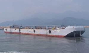 Bottom gate hopper barge