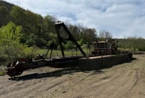 12" swinging ladder dredge